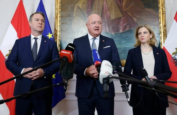 ChrisVeber1's tweet photo. Zeitgleiche Meldungen:
Die österreichische Regierung will/muss noch 5 Milliarden einsparen.
Die österreichische Regierung schenkt der Ukraine 5 Milliarden.

Ich denke, wir können uns die österreichische Regierung schenken. https://t.co/vDLhL0a96P