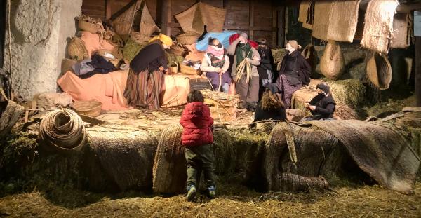 Nadal és moltes coses.

És, primer de tot, el moment en què ens adonem dels que ja no hi són. No com una absència dramàtica, sinó com una presència silenciosa que torna puntualment cada any. Nadal té memòria, i la memòria pesa.

Nadal repeteix tradicions. I les repeteix no per