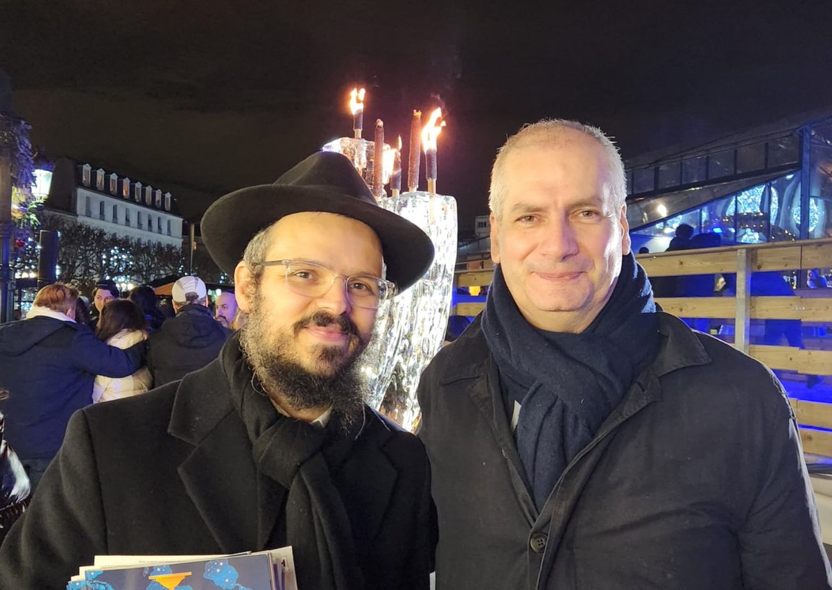 CniParis's tweet photo. Soutien du @CniParis en ces temps d'extremismes politiques et religieux. Dans un esprit oecumenique, le CNI de #Paris présent à L'allumage de la Menorah lors #Hanoukkah 2025. Dialogue chaleureux, responsable et indépendant et constructif avec les autorités rabbiniques. https://t.co/dGETmSLbRV