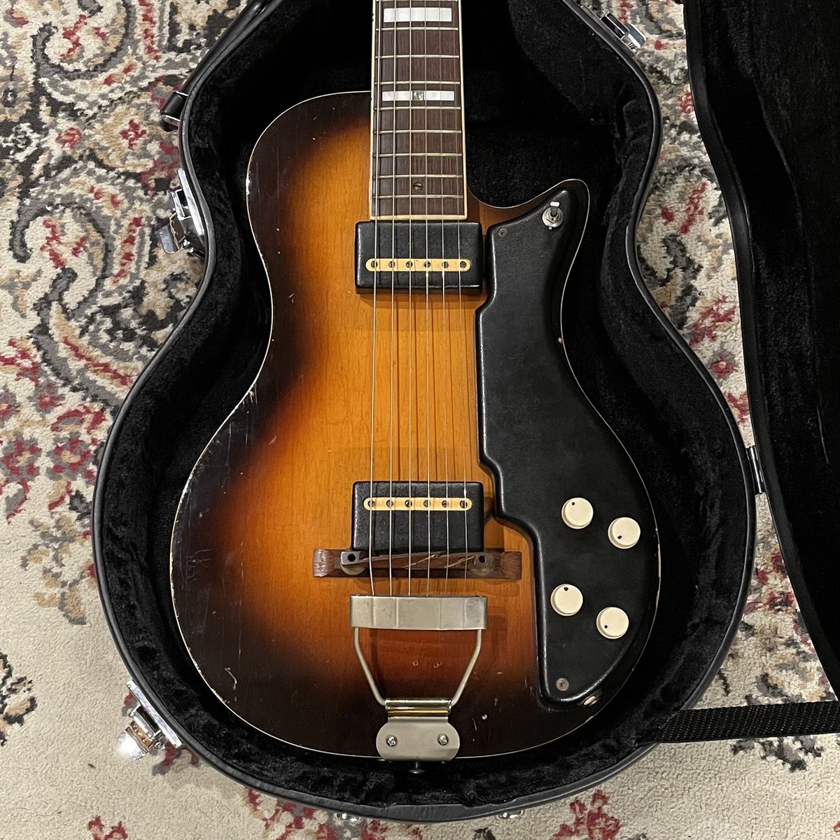 秋セール 見たことがあるようなギターです❗ モッキンバードじゃないけど… B.C.Rich USA - 紹介しようとしていたMockingbirdが売れてしまっている