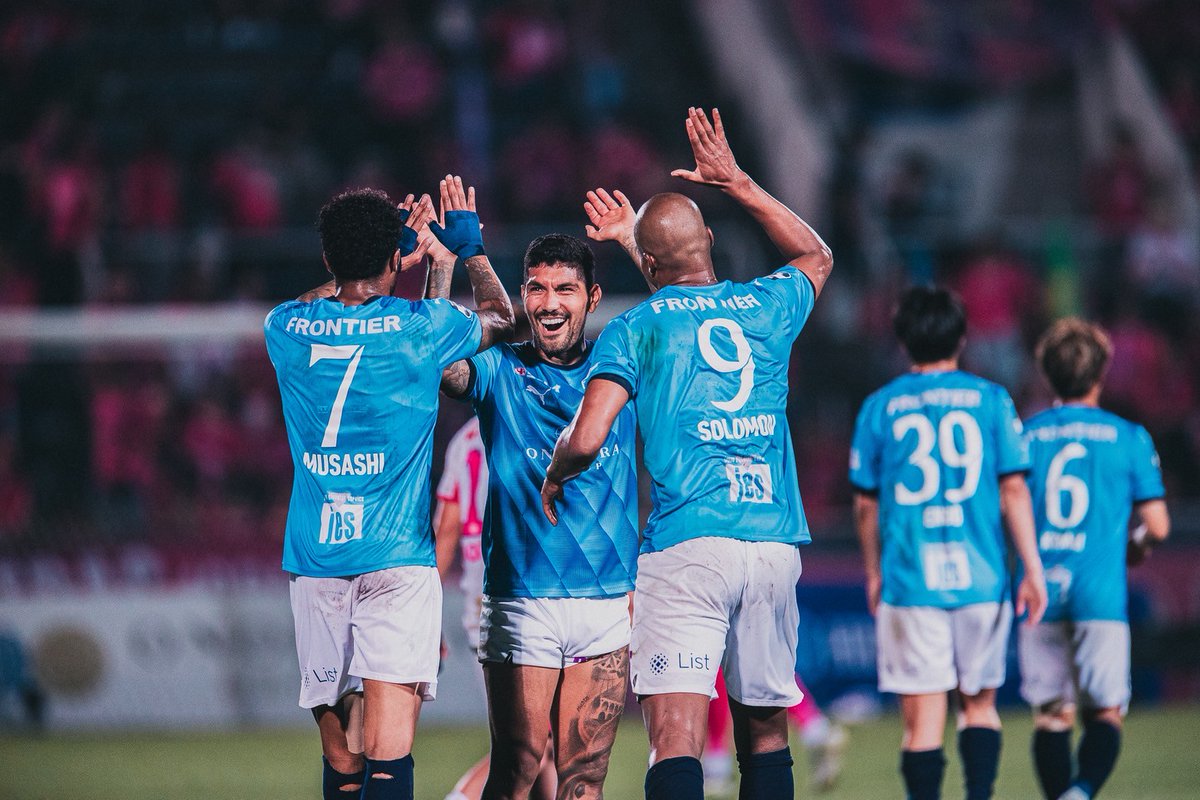 yokohama_fc's tweet photo. #ユーリララ 選手が、契約満了に伴い、2025シーズンをもってクラブを離れることが決定しましたのでお知らせいたします。

ユーリ、3シーズンにわたり横浜FCのために全てを捧げてくれて、本当にありがとうございました。

「ハマの闘犬」として、アグレッシブにボールを刈り取るその姿勢は、チームにもサポーターにも計り知れない勇気を与えてくれました。背番号4が中盤の底にどっしりと構える姿は、私たちにとって「絶対的な安心感」であり、誰もが誇りに思う存在でした。

ピッチ上では誰よりも体を投げ出して熱く戦うユーリ。 けれどピッチを一歩出れば、面倒見の良いお兄ちゃんとして仲間を支え、時には意外なほど恥ずかしがり屋で、すぐに赤面してしまう……。そんな可愛らしい一面に、私たちはみんな心を掴まれていました。

もう横浜FCでその姿が見られないと思うと寂しいですが、ユーリのこれからの活躍を、横浜からずっと願っています。

どこへ行っても、その熱い闘志は多くの人の心を震わせるはずです。またいつか、あの気迫あふれるプレーを見られる日を楽しみにしています！

ユーリ、3年間、魂のこもったプレーをありがとう。これからもユーリらしく、熱く、突き進んでください！

本人コメント▶️https://t.co/iZ8KwPtkLC

#yokohamafc 
#横浜FC
