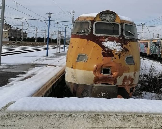 AAFEP's tweet image. El año pasado nevó en #Castejon y la dueña del hostal dónde nos alojamos cuando hacemos las intervenciones nos mandó varias fotos con toque muy navideño por la nieve.Esta vez os ponemos una instantánea del frontal pegado al edificio de la estación. #Platanito #FelicesFiestas