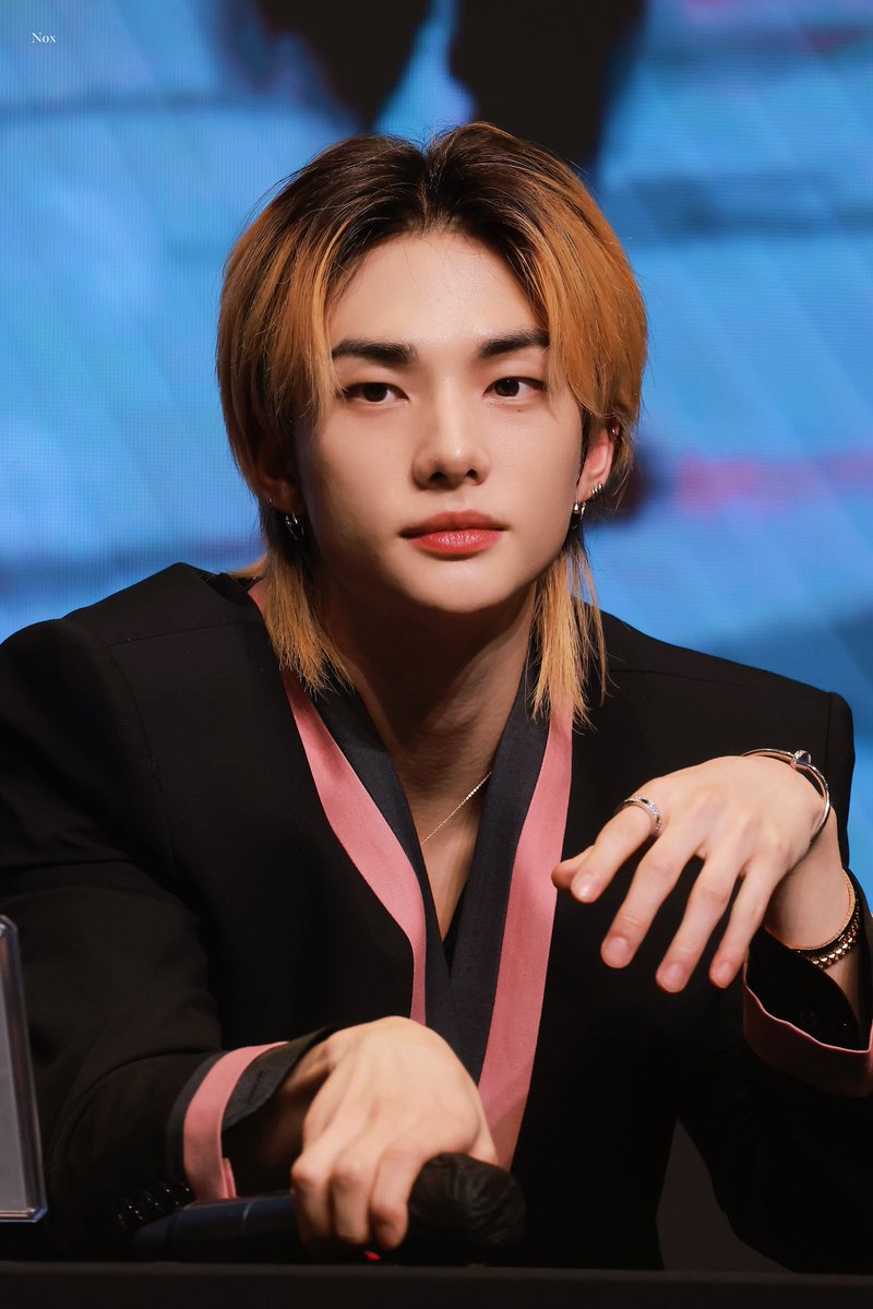 251221 Soundwave fansign Hyunjin di fansign hari ini!🩷🖤 #HYUNJIN