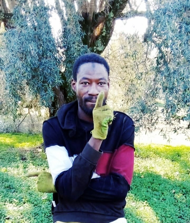 Nella vita, a volte basta poco per cambiare la vita di una persona: un sorriso, un'attenzione, un ascolto. Davvero poco!
È il caso di Seedy che quando l'abbiamo conosciuto viveva sotto i #ponti, in una baracca di cartoni, senza lavoro e rassegnato alla disperazione.
Oggi è..(1/2)