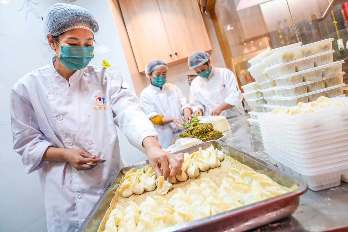 DailyBeijing's tweet image. 迎冬至，老字号门店端上手工水饺
Winter Solstice falls on Dec. 21 this year, and Northern #China has maintained the tradition of eating #dumplings on this day. #Beijing's Huifeng Dumpling Restaurant has prepared 1,500 kilograms of dumplings and started making them before dawn.