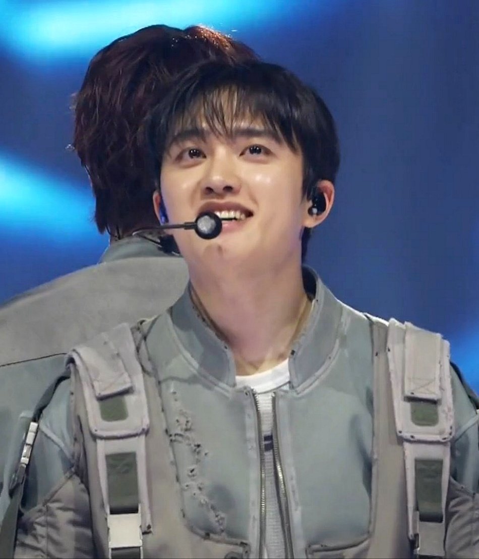 rainydays131's tweet image. Same man