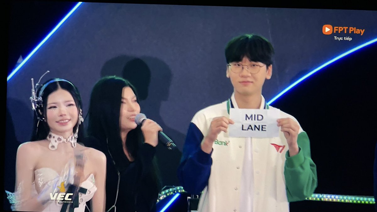 PhamELF's tweet image. #T1  Doran -&amp;gt; MID 
FAKER =&amp;gt; Support
Oner =&amp;gt; AD
Peyz =&amp;gt; Jungle
KERIA=&amp;gt; Top :)))
#T1inVietNam