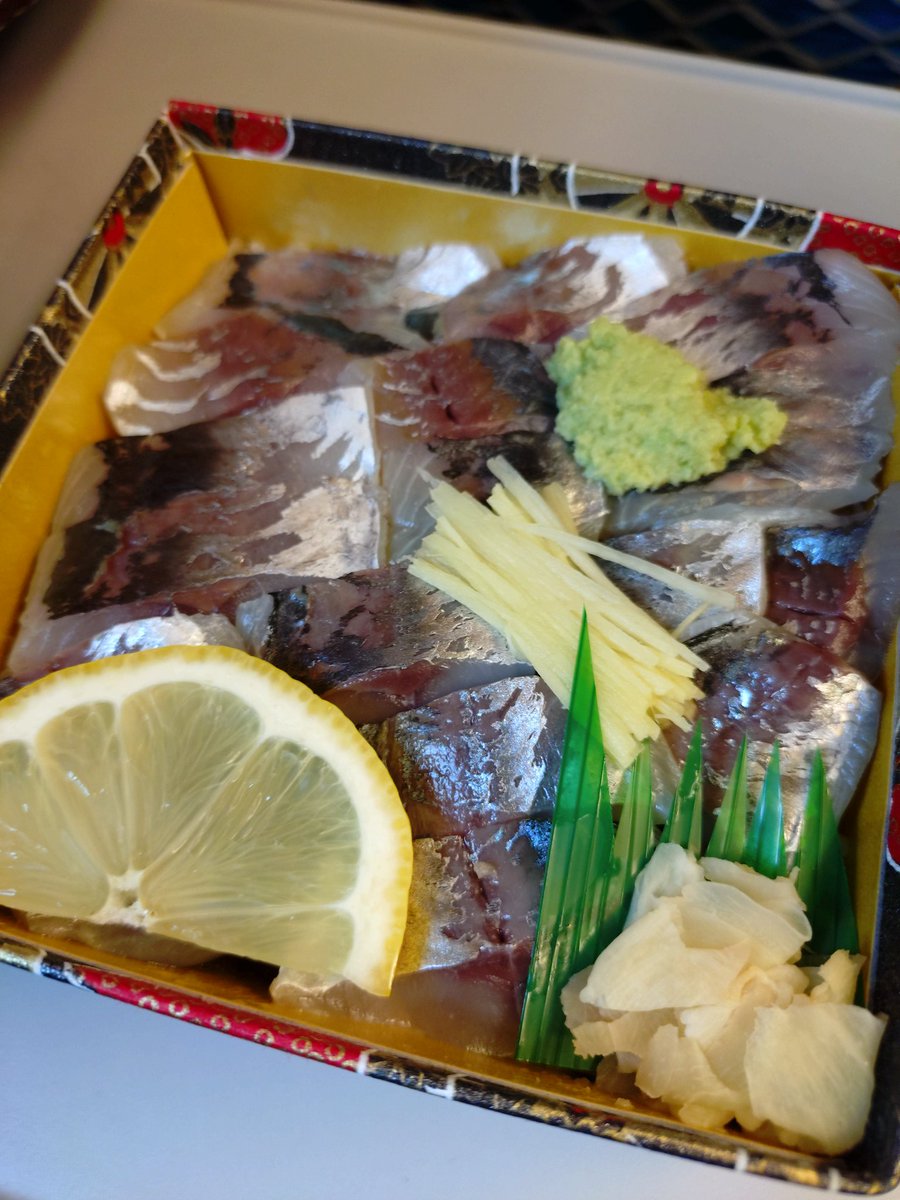 nonkeymonkey's tweet image. 買ったよ、食べたよ
「武士のあじ寿司」
あじと桜の葉の塩漬けと生姜にレモン、おろしたてのわさび
全部が揃って、食べるとしあわせになる駅弁
ほんとにほんとに美味しい…としか言えません

#武士のあじ寿司
#駅ナカグルメ
#修善寺限定
#みんなに教えたい