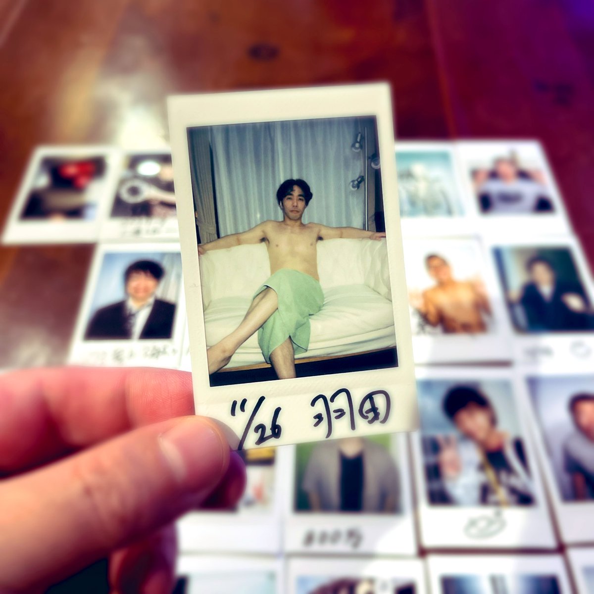 Ataru8114's tweet photo. 【ビックリマンシールを集めているあのADさん】が【AV男優チェキ】を集めていたんですね🥹www

結構な枚数揃っててwww
並べたら意外と良い感じでした🥹www

僕も撮ってもらいましたwww https://t.co/WQ9jx8K5MQ