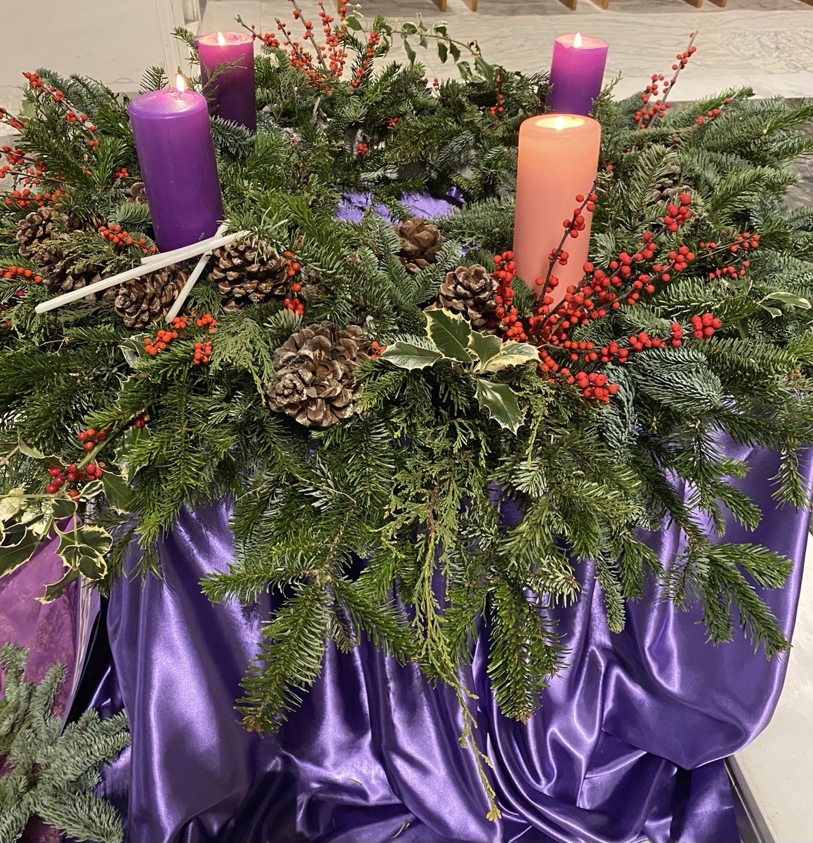 Buondì in quest’ultima domenica di avvento❣️

Mo’ che l’avvento ce se fa venuta 
d’avvicinà ar petto r’Bambinello,
accanto a Lui ogni cuor se scruta 
a la cerca di tutto ciò ch’è bello:
godi ogn’istante de sti momenti,
perché gnente po facce più contenti!