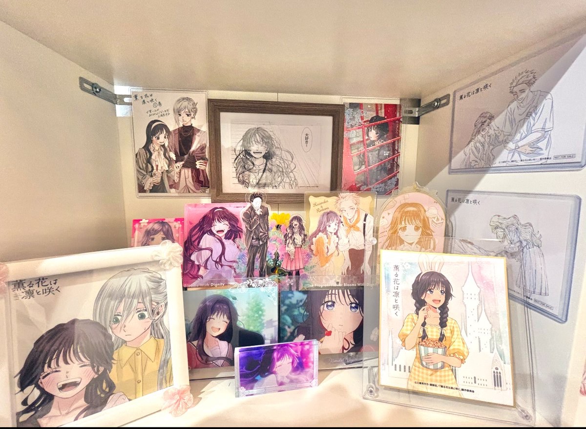 飾れてなかった薫る花のグッズやポストカード達をやっと飾ることができ