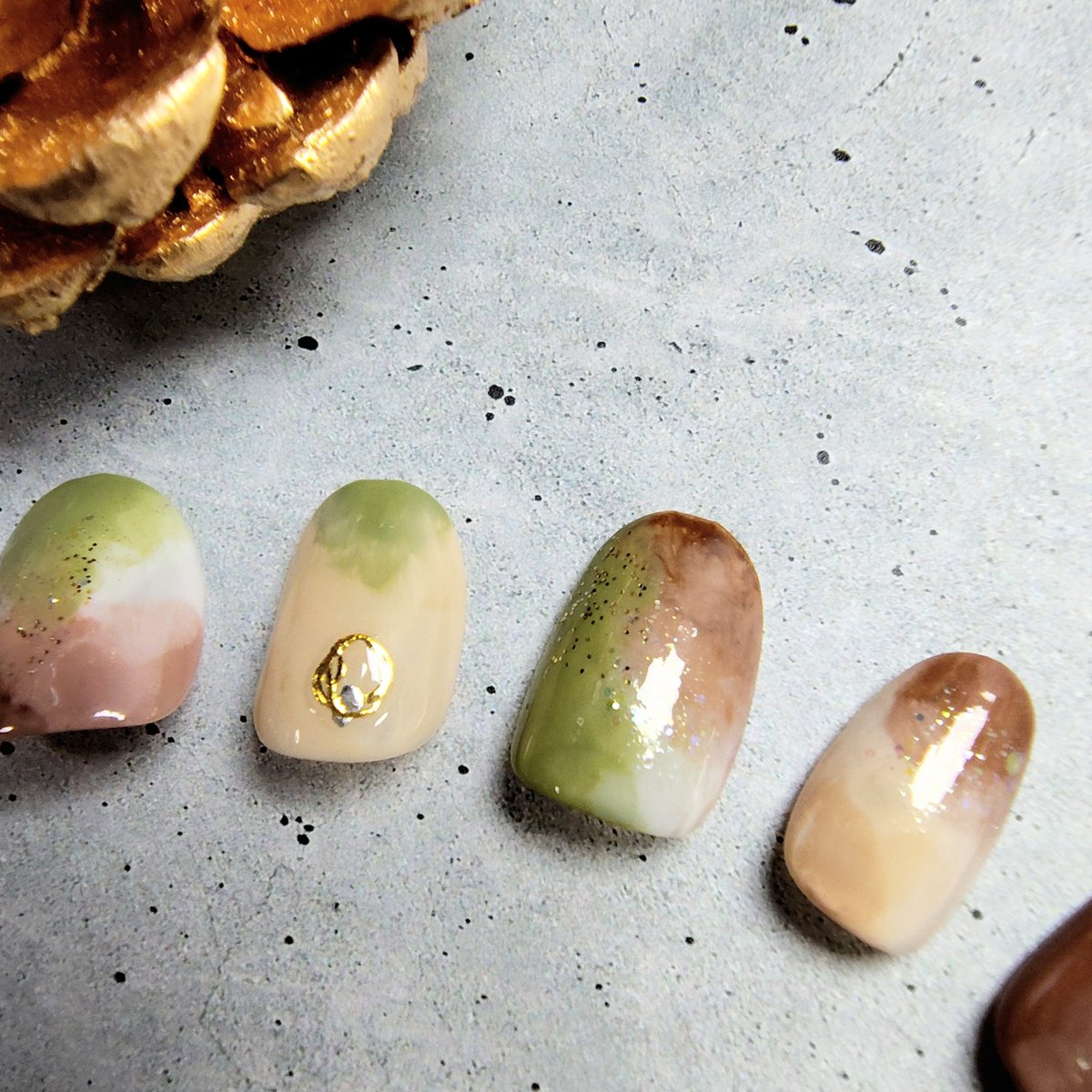 ショートオーバルのネイルチップを一点アップしました〜抹茶ラテを