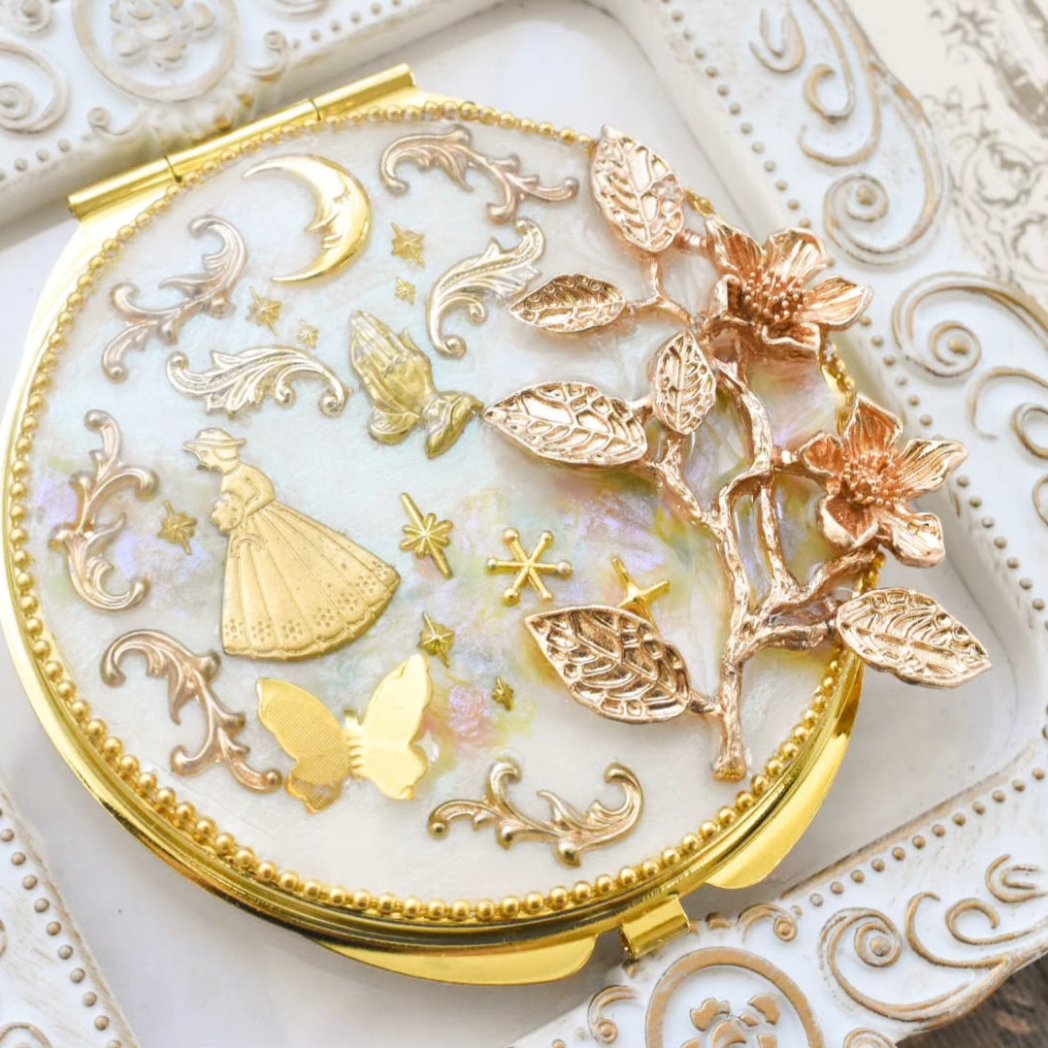 #大切な人へ選ぶ冬の贈りもの
#365DIYtheme

繊細な装飾品で飾られたコンパクトミラーはいかがでしょうか？🪞🧚‍♂️