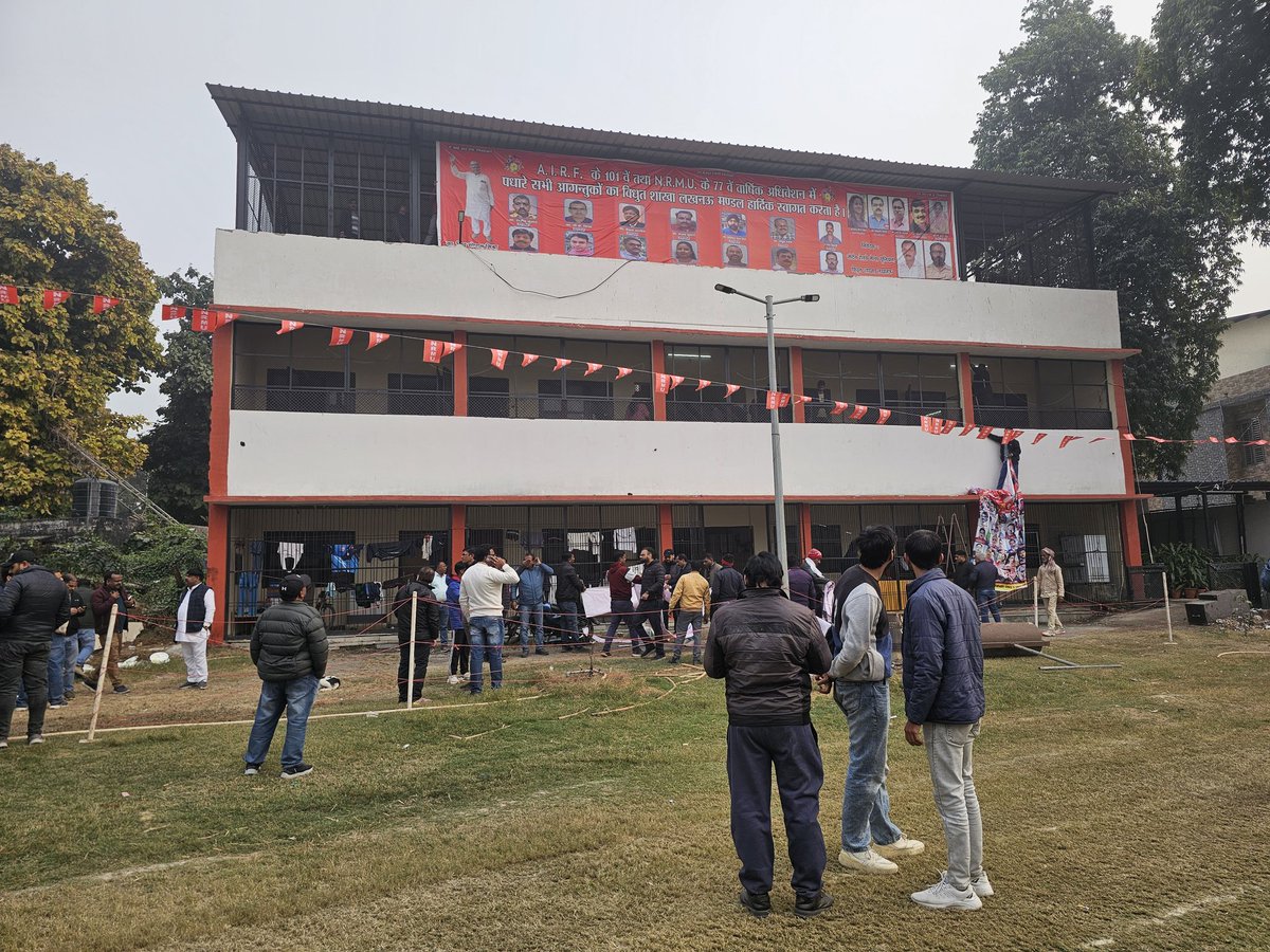 AIRF_DELHI's tweet photo. लखनऊ में कल से शुरू हो AIRF के गौरवशाली 101वें AGM में देश भर से रेलकर्मियों  का आना शुरू हो गया है.. NRMU के लखनऊ मंडल की मेजबानी में चारबाग़ रेलवे स्टेडियम में तैयारी का जायजा लेते महामंत्री @ShivaGopalMish1 जी। https://t.co/kIUuutnCgX
