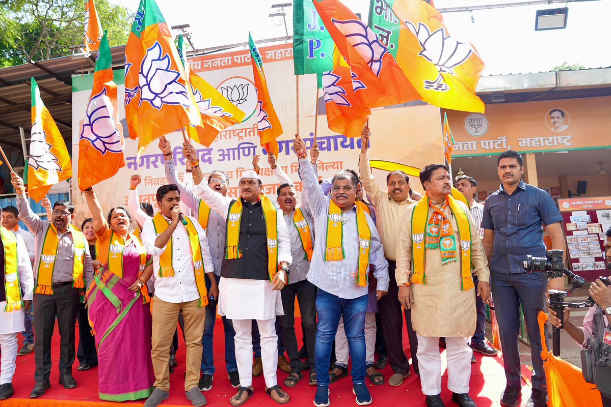 RaviDadaChavan's tweet image. महाराष्ट्र नगरपरिषद व नगरपंचायत निवडणुकांमधील दणदणीत विजयाचे श्रेय हे भाजपा कार्यकर्ते आणि जनतेचे ! 

बूथवरील ५१% टक्क्यांची लढाई ही आपल्याला जिंकायचीच आहे, या इच्छेतून प्रत्येक भाजपा कार्यकर्ता महाराष्ट्रातील नगरपरिषद व नगरपंचायत निवडणुकांमध्ये उतरला. त्यामुळेच या निवडणुकांमध्ये…