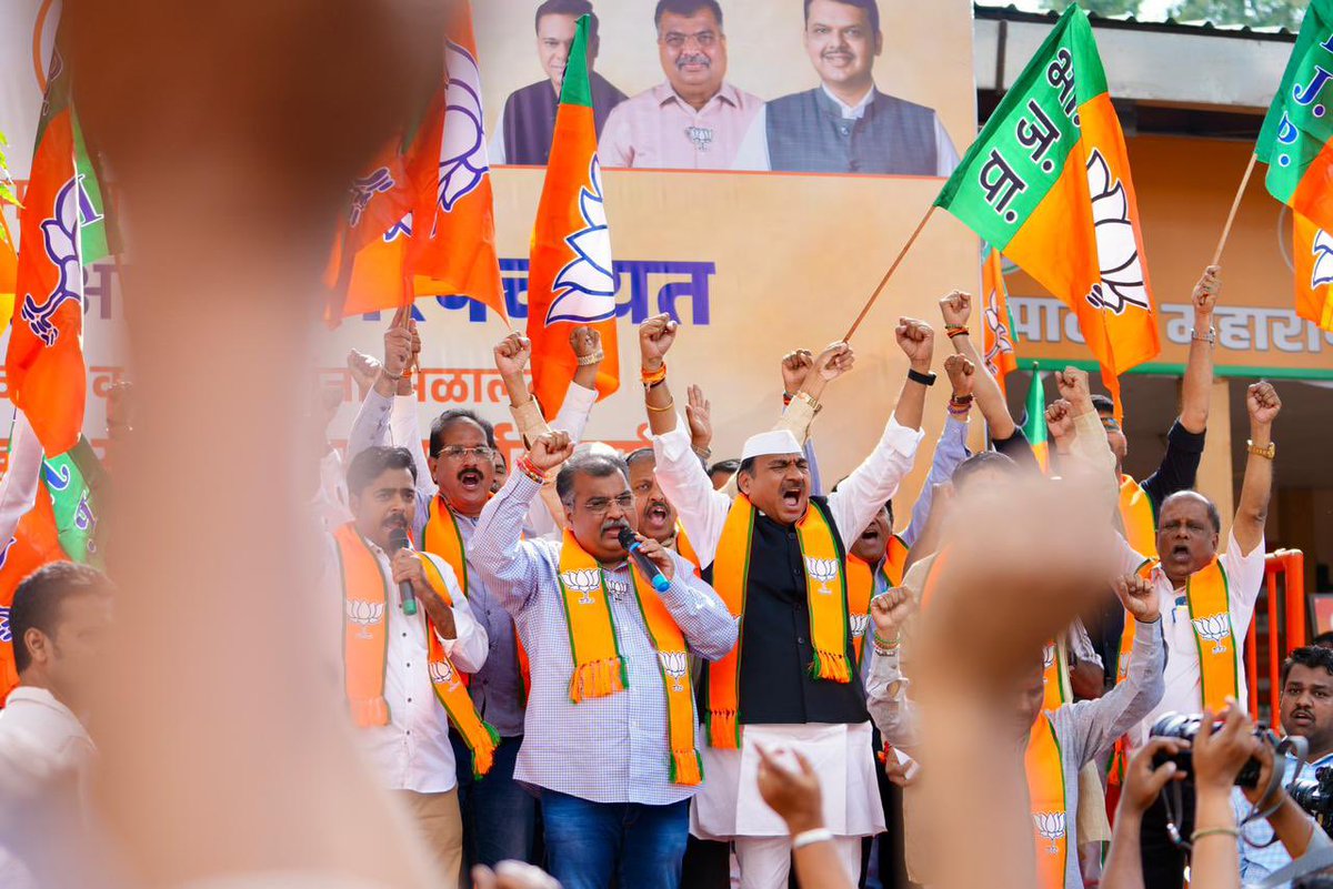 RaviDadaChavan's tweet image. महाराष्ट्र नगरपरिषद व नगरपंचायत निवडणुकांमधील दणदणीत विजयाचे श्रेय हे भाजपा कार्यकर्ते आणि जनतेचे ! 

बूथवरील ५१% टक्क्यांची लढाई ही आपल्याला जिंकायचीच आहे, या इच्छेतून प्रत्येक भाजपा कार्यकर्ता महाराष्ट्रातील नगरपरिषद व नगरपंचायत निवडणुकांमध्ये उतरला. त्यामुळेच या निवडणुकांमध्ये…