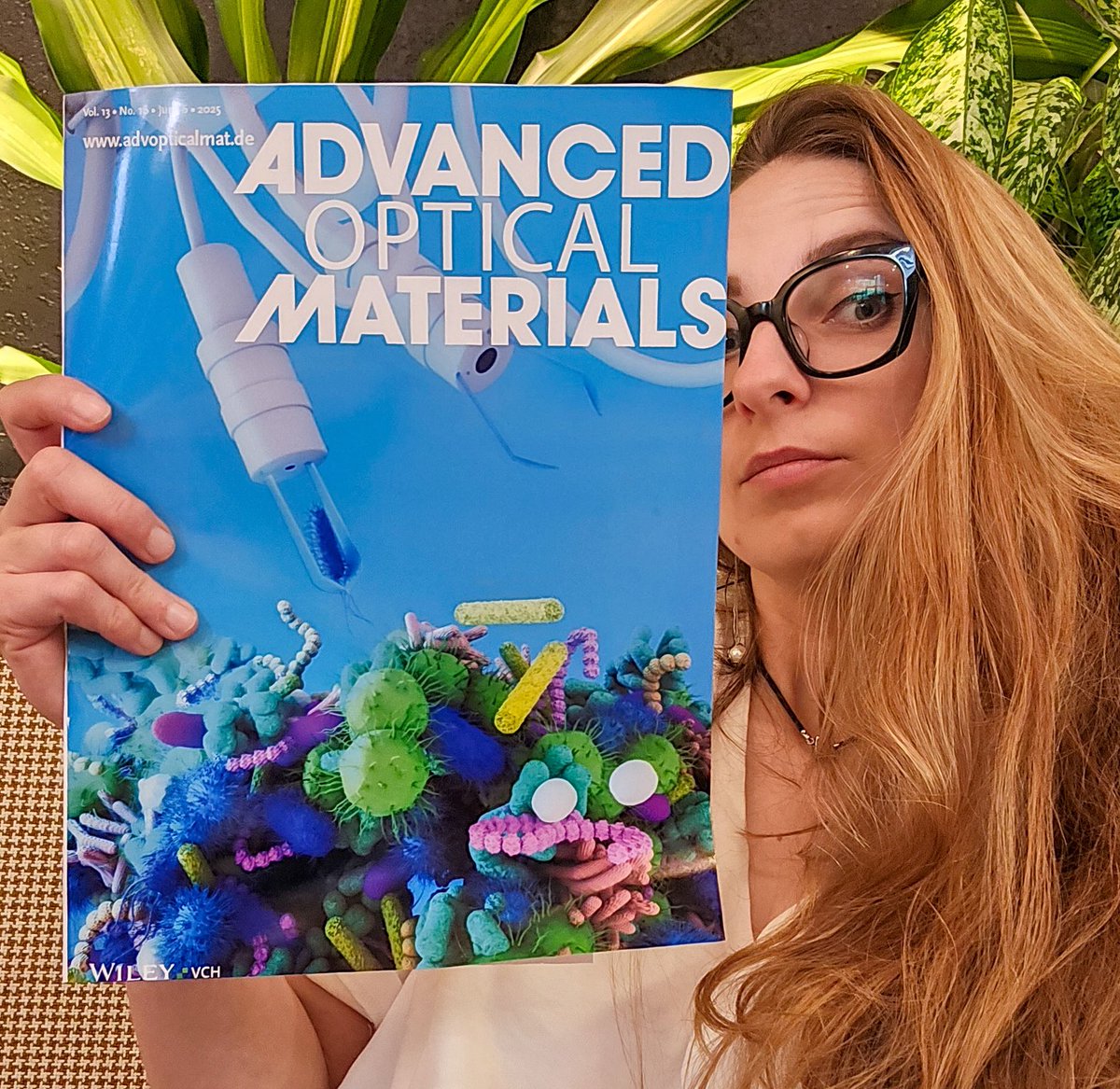 Ella_Maru's tweet photo. ✨ My new cover for Advanced Optical Materials: Microgripper ✨
The study presents a tiny #microgripper at the tip of an #optical_fiber, with soft “fingers” that move when light shines on them. Using only a very small amount of visible light sent through the fiber, the gripper can gently pick up and move microscopic objects, for example microorganisms🦠
🎨 #CoverExplained:
We depicted the fiber tip as a precise tiny tool descending into a vibrant microscopic world. I’m endlessly fascinated by the diversity of bacterial shapes, textures, and colors, and this cover was a chance to enjoy drawing them in 3D✨ They also remind me of Christmas tree decorations!🎄
🥳Congratulations to all the authors!
#optics #sciart #science #scientific_illustration #ellamaru #sciencegirl #sci_artist #sci_design #cover #scientific_cover