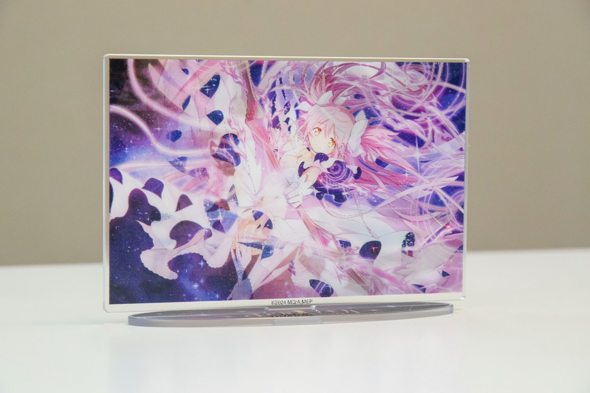 madoka_exedra's tweet image. ✦•┈┈┈┈┈┈┈•✶• ┈┈┈┈┈┈┈•✦　
　　コミックマーケット107
　 #まどドラ グッズラインナップ
✦•┈┈┈┈┈┈┈•✶• ┈┈┈┈┈┈┈•✦　
アルティメットまどかやクリスマスイベントに登場した
魔法少女たちのキオクイラストが新作グッズに✨…