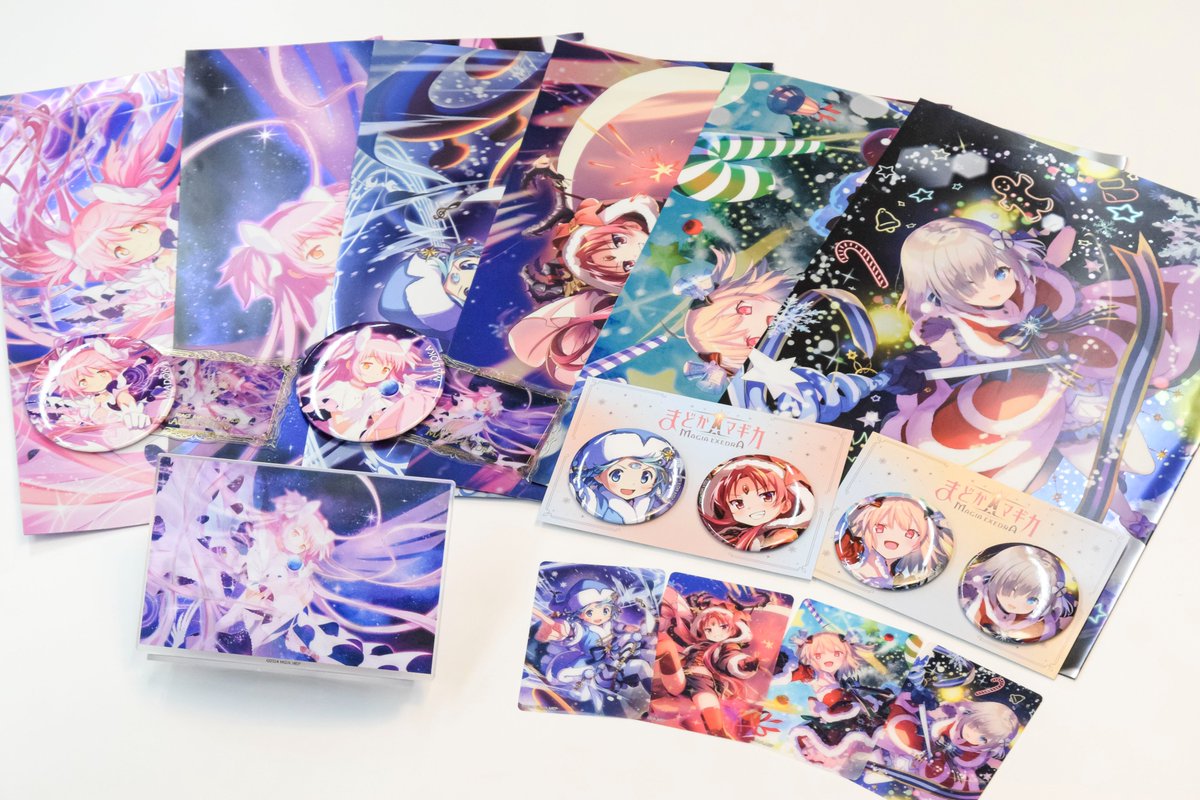 madoka_exedra's tweet image. ✦•┈┈┈┈┈┈┈•✶• ┈┈┈┈┈┈┈•✦　
　　コミックマーケット107
　 #まどドラ グッズラインナップ
✦•┈┈┈┈┈┈┈•✶• ┈┈┈┈┈┈┈•✦　
アルティメットまどかやクリスマスイベントに登場した
魔法少女たちのキオクイラストが新作グッズに✨…