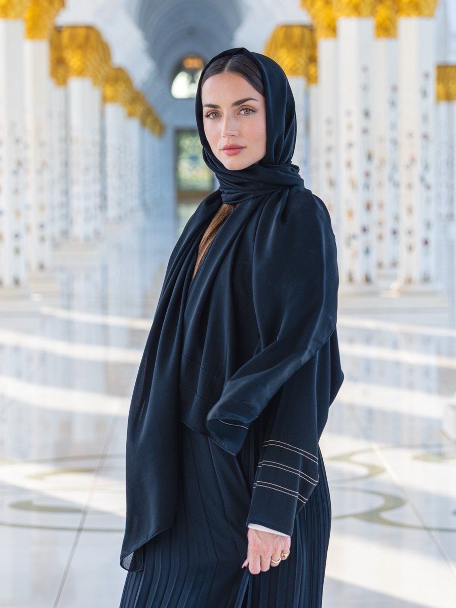 thatdayin1992's tweet photo. Hijab makes you infinitely hotter actually. 

Ana de Armas. Absolutely gorgeous. https://t.co/XwyvReFWCQ