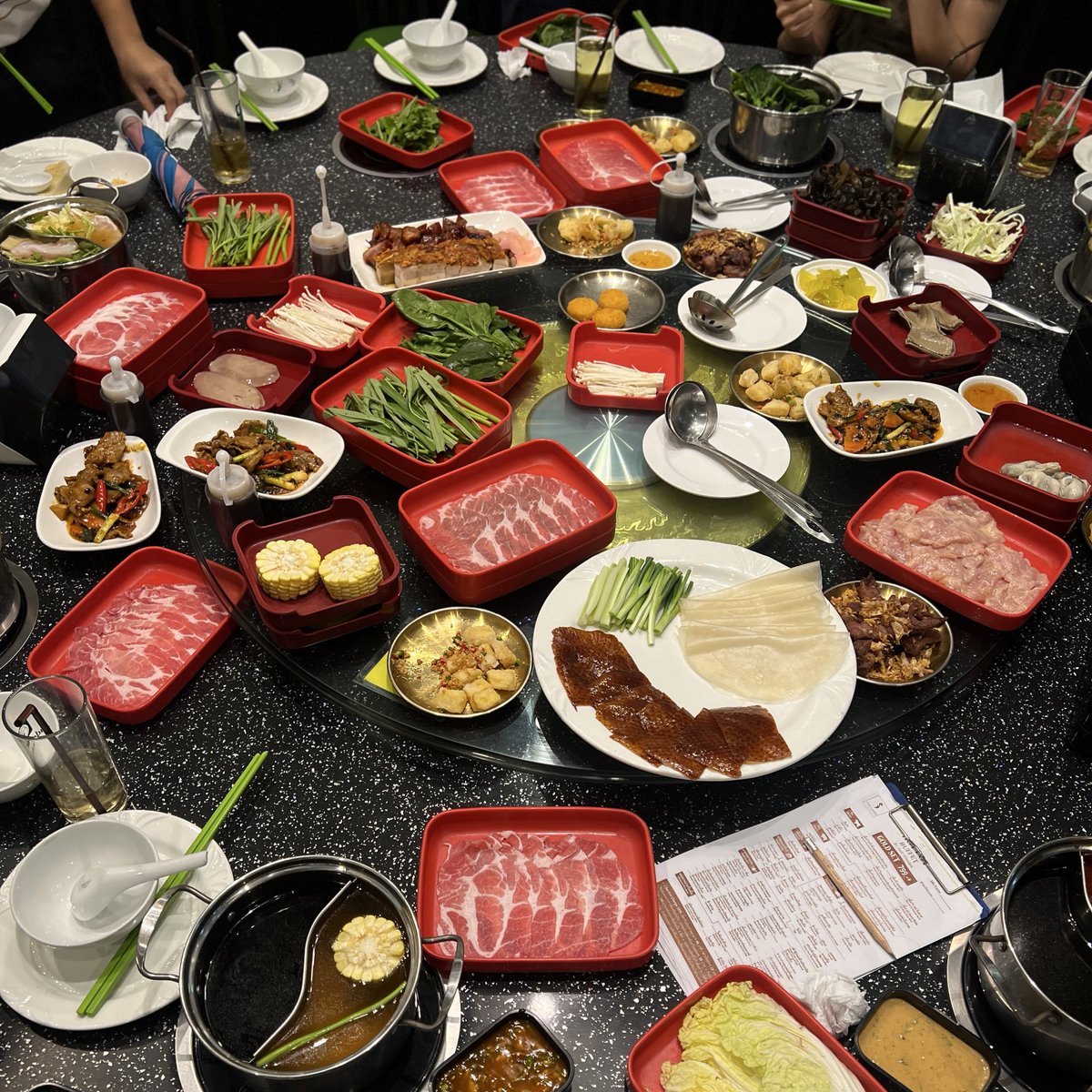 ขออวยร้านเพื่อนหน่อย ชื่อร้านเจดการ์เด้น เป็นร้านอาหารจีนตอนนี้มาทำบุฟเฟ่ต์ชาบู เรากินโปรฯ 635.-+ มีเป็ดปักกิ่ง ปลากะพงเป็นครึ่งตัว ปลาเก๋า หมูแดงฮ่องกง หมูกรอบ เนื้อแองกัส เนื้อ US Short Plate เกี๊ยวกุ้ง เต้าหู้คั่วพริกเกลือ ฯลฯ เราชอบซุปใส รสชาติซับซ้อนดี