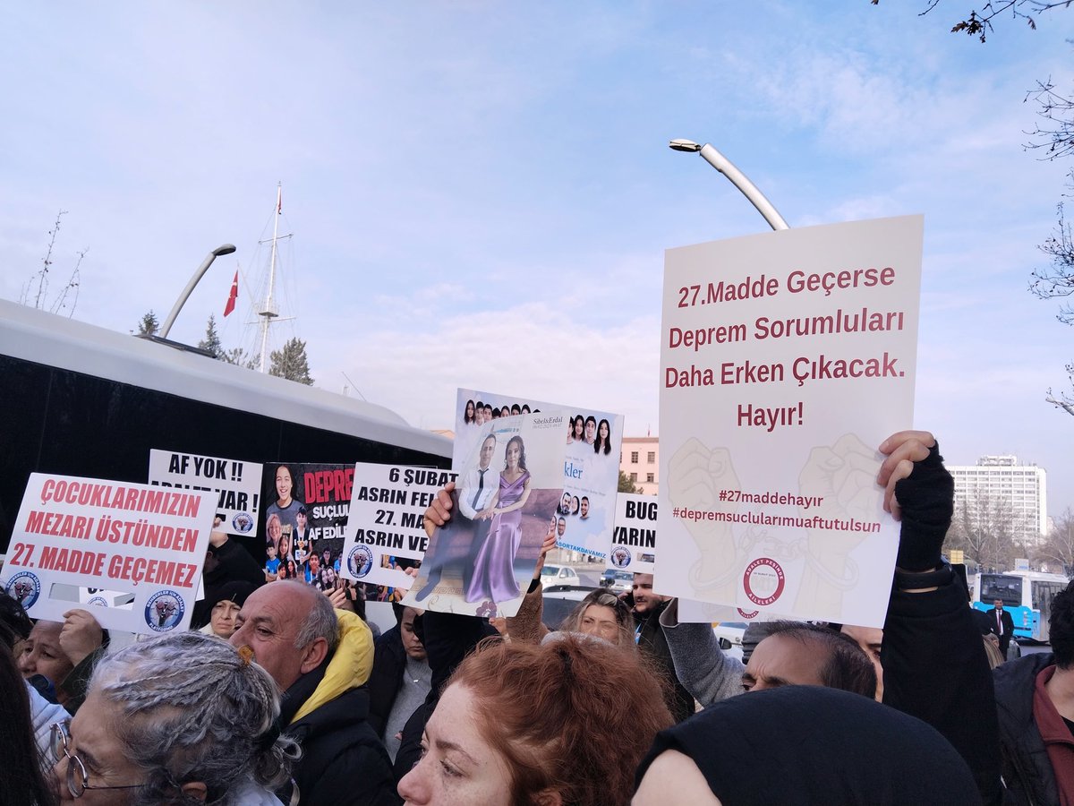 ozlemtasdemir27's tweet photo. Çocuklarımızın katillerini hangi hakla affedersiniz! #27maddeyehayır https://t.co/sjb6ByZrSF
