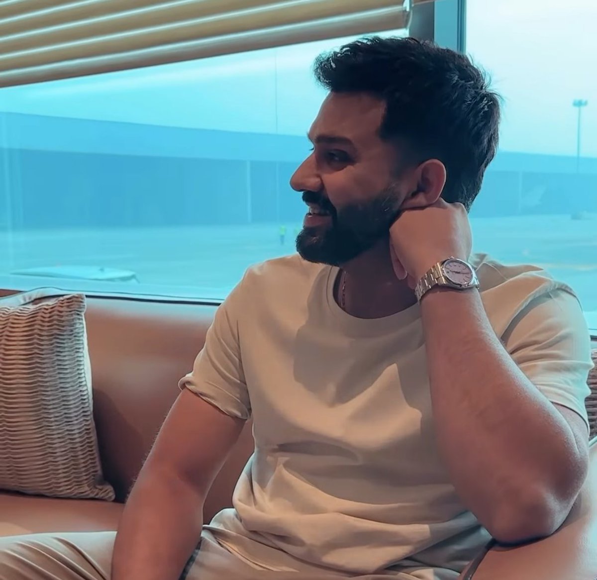 PinSports29296's tweet photo. ROHIT SHARMA IN STUNNING LOOK...!!! 🔥 https://t.co/UiHEnJMFyZ