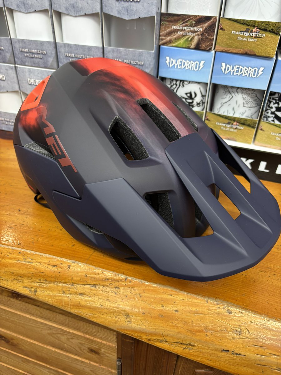 ogwcycle's tweet image. METのプロテクションギアが入荷しました。
MTB用ヘルメットREVはユーロフィット。アジアンフィットが主流ですがユーロフィットでないと合わない方向けにストックしました。¥25,300
VAPOR LITEは薄手で素手感のあるグローブです。¥4,400
