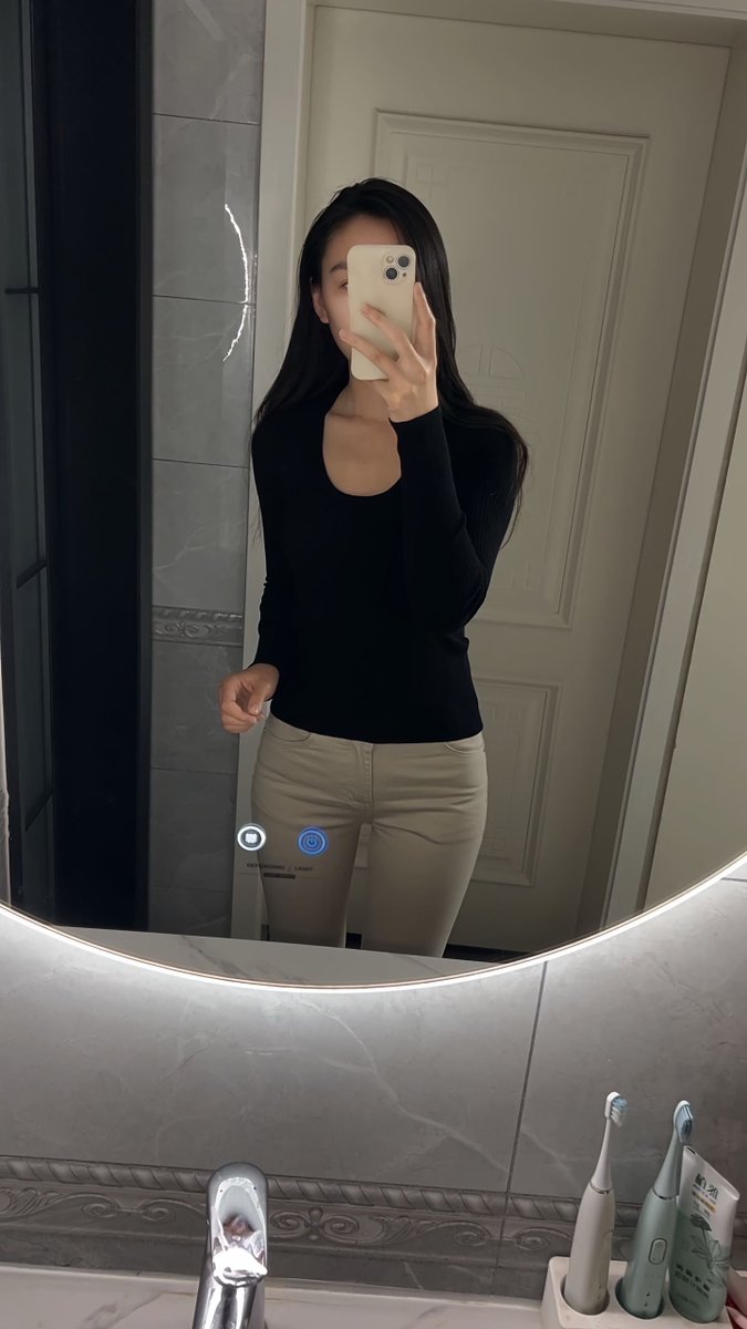 #上海 28/165/90 找说话比较有梗的朋友，可以先线上聊，聊得开心可以线下一起玩。