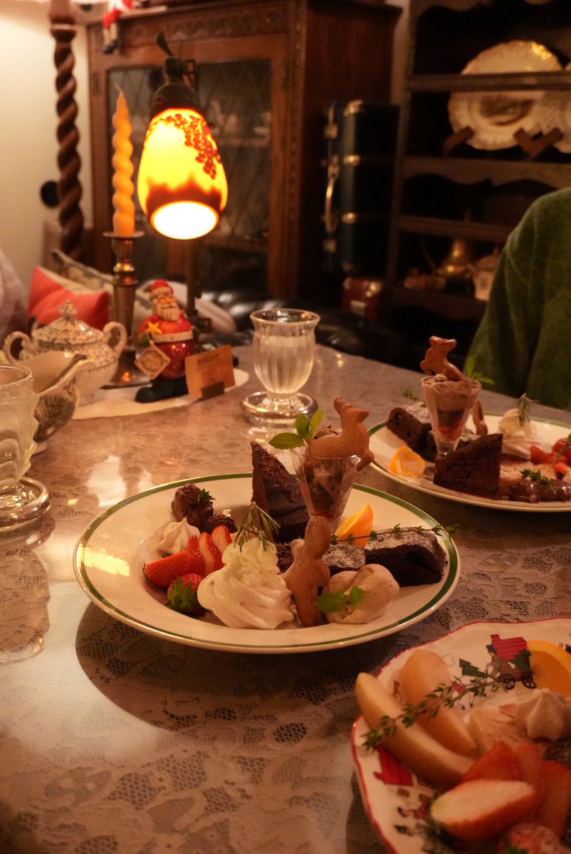 Shukabby's tweet photo. 仕事頑張ってるから同期と素敵なクリスマスカフェに行ってきました～！

ちょっと早いけど皆さんメリークリスマスです🙂‍↕️🎄.* https://t.co/JVM1QWu2WE