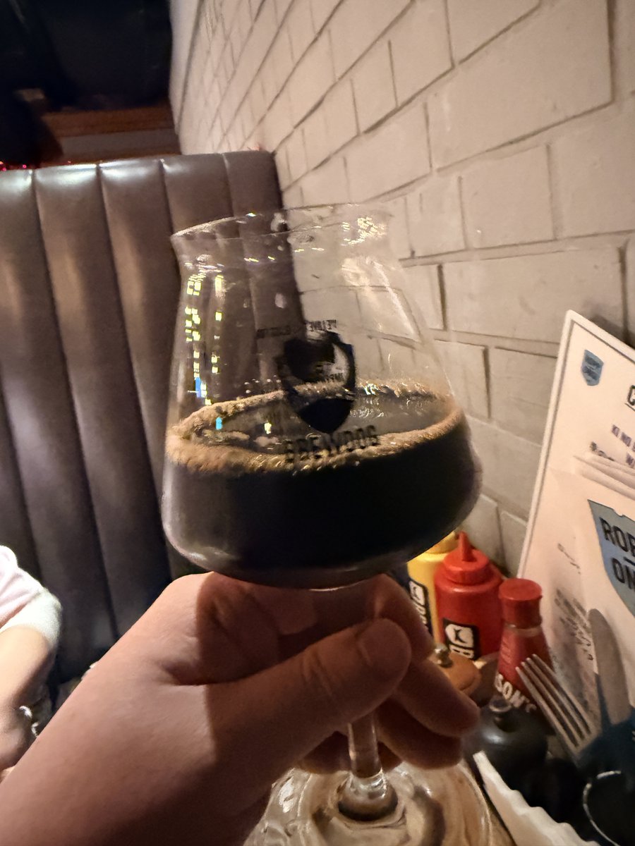 R_I's tweet photo. バーボン樽の香りとビターチョコの深みのある苦味に包まれるペリスタ。提供時は結構冷やされてるんだけど、人肌で温めると甘みと酸味が顔を出す
#offtrail Betrayal Bourbon BA Imperial Stout w/Chocolate, Vanilla, Toast ABV:10.5%
#カンパイリセット
#中年酒劇レヴュークラフトビィル https://t.co/h5yHMKOfja