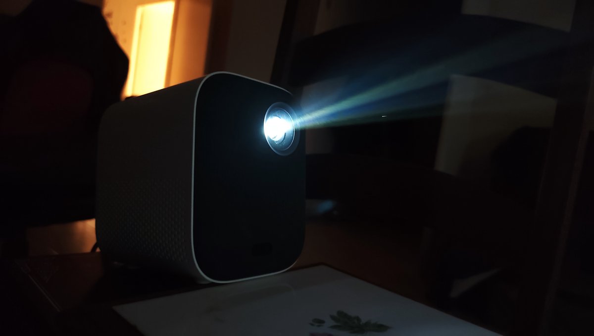 Turteule's tweet image. Bien content du bebou projecteur pour jouer et mater des trucs trankilou en vacances.

(Ici, walking dead ultime saison, en VF, avec le Steam Deck)