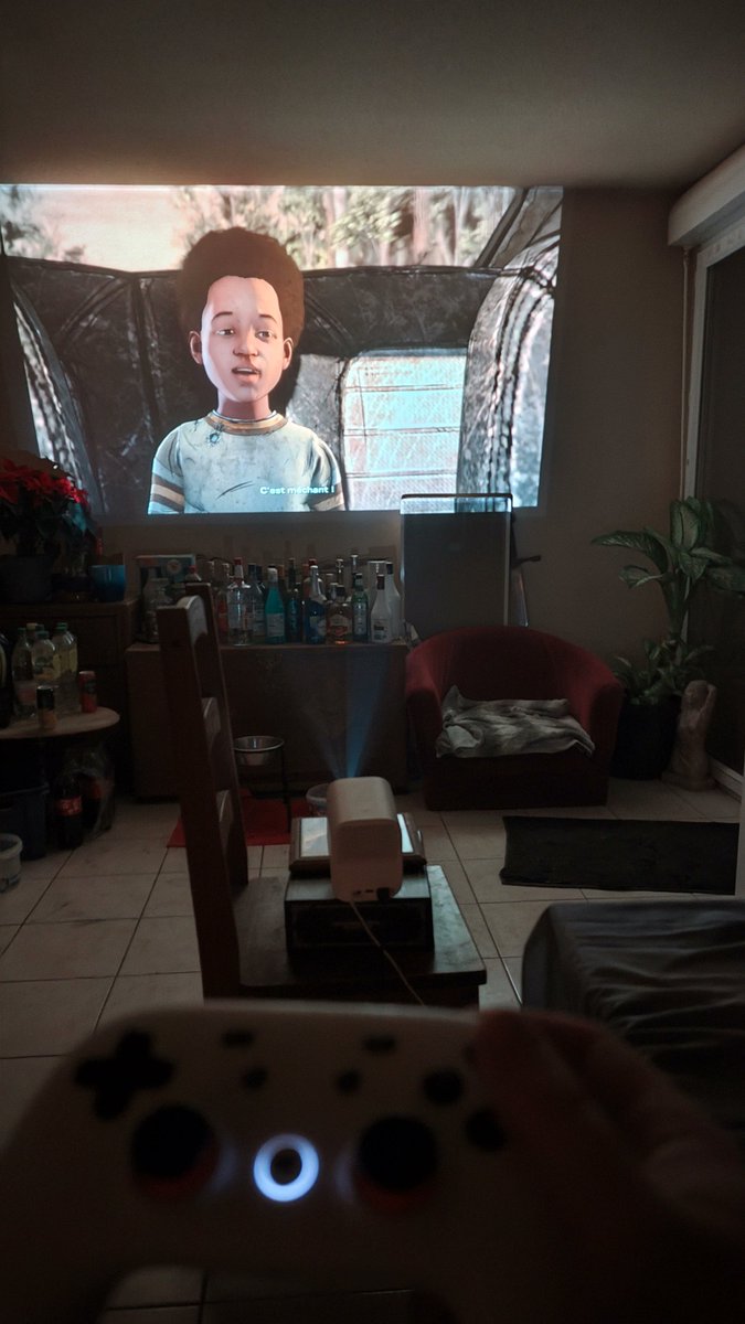 Turteule's tweet image. Bien content du bebou projecteur pour jouer et mater des trucs trankilou en vacances.

(Ici, walking dead ultime saison, en VF, avec le Steam Deck)