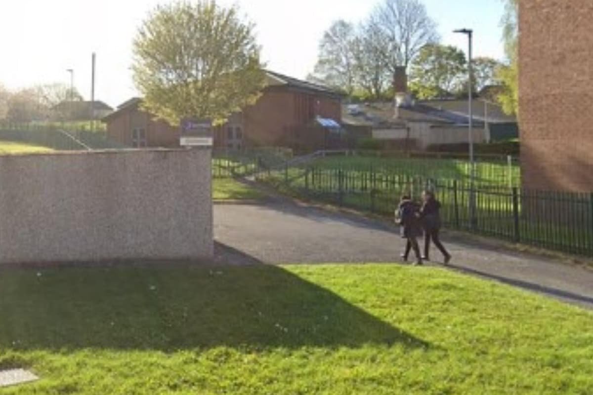 DaveAtherton20's tweet image. Morning @WestYorksPolice can you confirm an incident in Outwood, Wakefield at a Primary school? 

It went into lockdown after a man was seen in possession of a knife &amp;amp; was tackled by 6 parents. They held him until the police arrived.

There seems to be a conspiracy of silence.