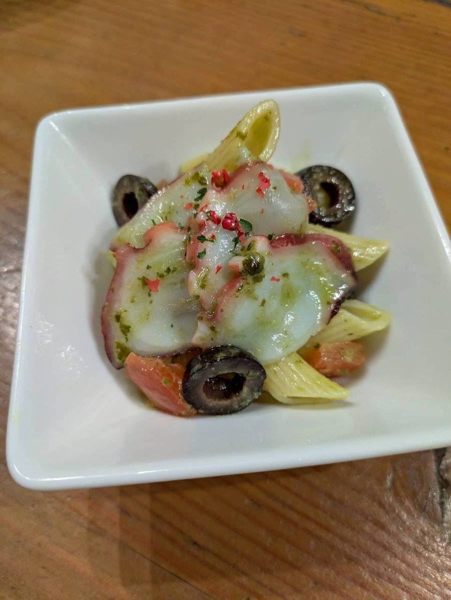 こんばんは〜
五反田漁師バルの佐藤です🐟
新商品‼️
〜タコとオリーブのジェノベーゼマリネ〜
マダコとオリーブをジェノベーゼソースでマリネ、バジルの香りが食欲をそそるいい感じの一品です✨
白ワインに合いますね☺️

#五反田 #海鮮 #パエリア #ワイン