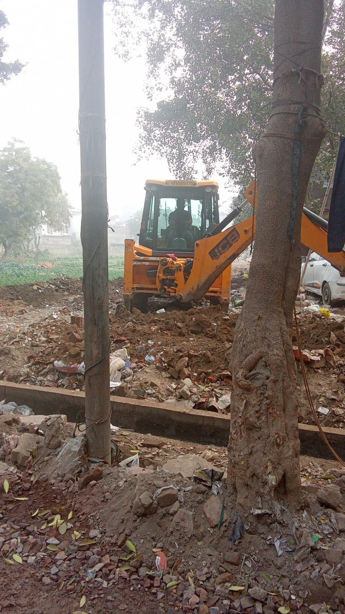 vcrwa28059's tweet photo. @AMRUTCityGzb @myogiadityanath @CMOfficeUP @sunitadayalbjp @sunilsharmamla @gdagzb  आज विधायक कॉलोनी में फिर से गांव के दबंगों ने कब्जा का काम स्टार्ट कर दिया है। लोगो ने बहुत सारी कंप्लेंट की है। लेकिन जीडीए और  नगर निगम सो रही है। योगी जी यह बहुत गंभीर समस्या है https://t.co/IPgNtnwM1i