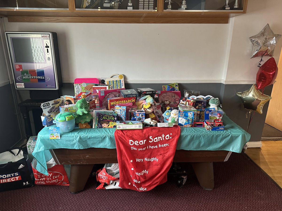 HarefieldUnited's tweet image. We would like to say a really big thank you to all the players and supporters for donating so many presents to our Christmas appeal for children fighting cancer. if you still want to donate the club is open today pop in and add your present to the others Well done everyone 👏👏