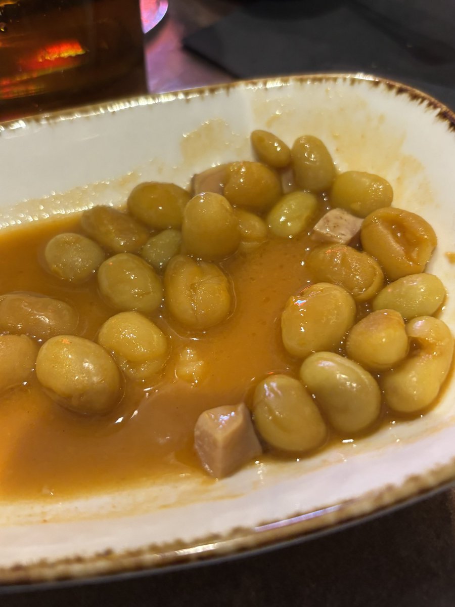 Ahora está en cocina, y doy fe que lo hace muy bien. Atención a sus croquetas (singular, especial y disfrutona la de gambas al ajillo, sin lácteos, de tomar diez!), buena ensaladilla y muy buenas pochas con foie.
Volveremos a comer como Dios manda y profundizar.
<a href="/ZalameroTaberna/">ZalameroTaberna</a>