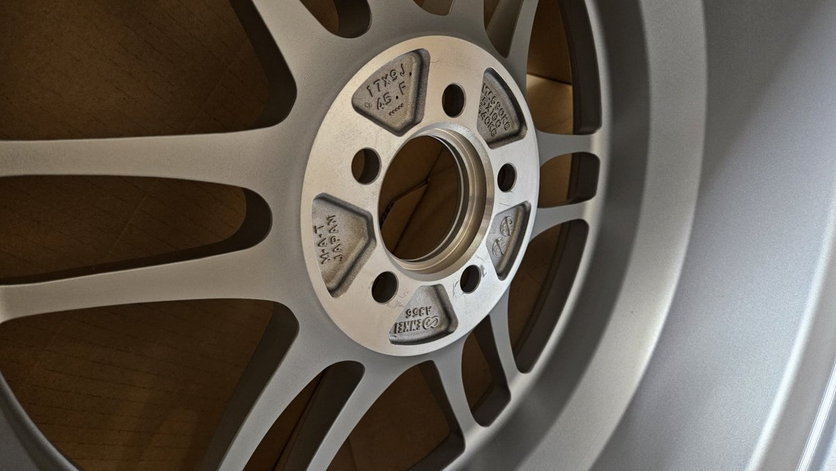 Ryoページ ハブ裏のホリが浅ぇ… ワイトレかますなら20mmってところか リアに3