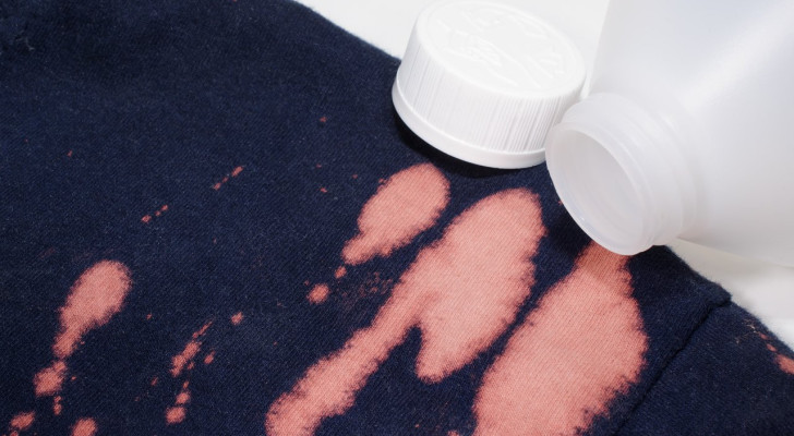 لا تقلق من الكلور بعد اليوم إليك الحل الأمثل لإزالة بقع الملابس 