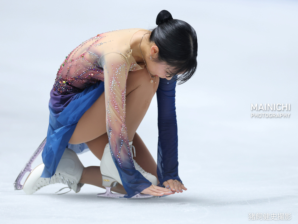 mainichiphoto's tweet image. 全日本フィギュアスケート選手権2025は、女子フリーが始まっています。写真は、演技を終えた後に涙を流し、リンクから出る前にそっと氷に触れた三原舞依選手の姿です。 
女子フリーの写真特集→mainichi.jp/graphs/2025122…