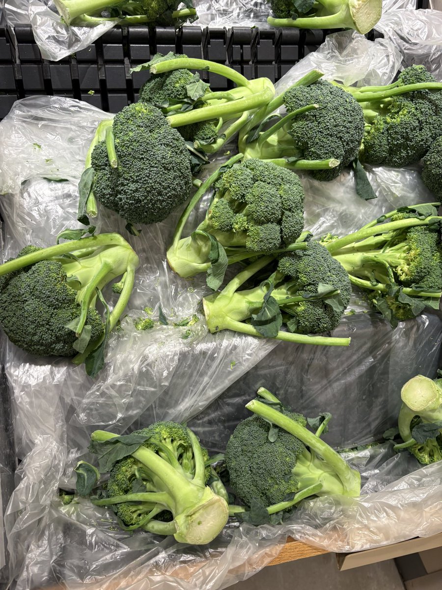 スーパーへ行って買い物。 野菜売り場へ行ったのだが、ブロッコリー