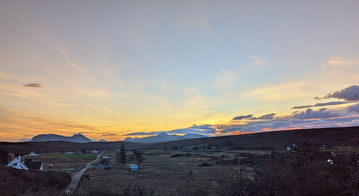 RedRiverCroft's tweet image. Happy #WinterSolstice Best wishes for a very happy &amp;amp; healthy 2026!
Huge thanks to everyone who's read, bought or gifted Windswept. My wee book keeps on going in the most generous way- by word of mouth. Thank you!
📷 2025 #Solstice sunrise over the mountains, view from the croft.