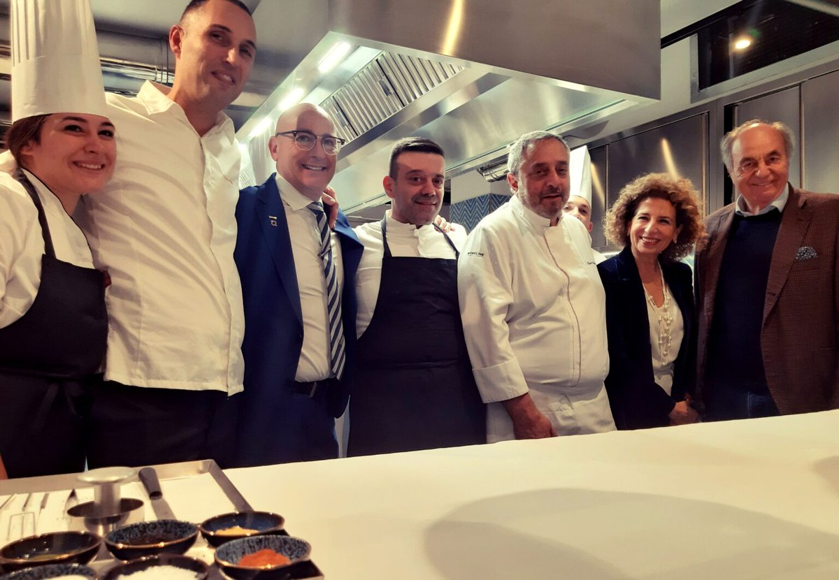 Incontro tra gli chef Giuseppe Aversa e Alfonso Crisci da Oltremare a Maiori: non è la solita cena a 4 mani
#chef #ristoranteoltremare #ristoranteamaiori #cibo #cucina #vinodabere
vinodabere.it/incontro-tra-g…