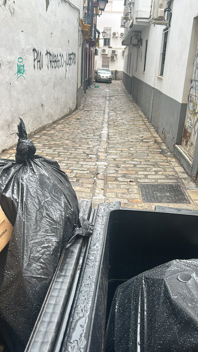 JGTAPIAL's tweet photo. Nos vamos superando @LipasamSevilla @Ayto_Sevilla Ahora dejamos que se pongan contenedores en calles por las que no entra el camión de recogida…. Lo importante es la fiesta, no los vecinos…. @eveliarincon @jlsanzalcalde https://t.co/aBeK0L3mTy