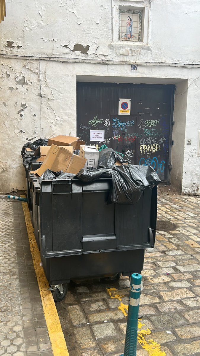 JGTAPIAL's tweet photo. Nos vamos superando @LipasamSevilla @Ayto_Sevilla Ahora dejamos que se pongan contenedores en calles por las que no entra el camión de recogida…. Lo importante es la fiesta, no los vecinos…. @eveliarincon @jlsanzalcalde https://t.co/aBeK0L3mTy
