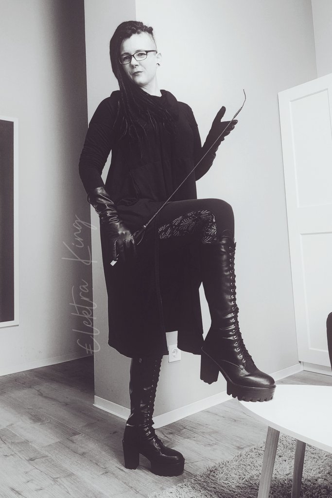 Bei mir gibt's den Weihnachtskuchen nur mit Schlag-Sahne 😜😈

#stiefel #schuhe #leder #sithlord
#handschuhe
Geldherrin, Findom, Herrin