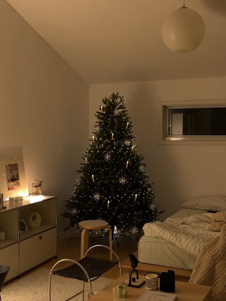 “only 4 days until christmas 🎅🏻🧣🎄”