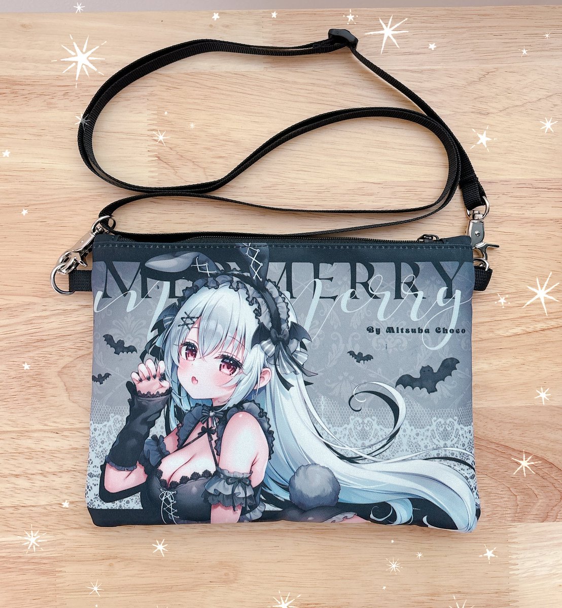 ⋆⸜ かわいいのに便利❕⸝‍⋆
C107・メルメリー新作🦇
 吸血鬼ちゃんのスマホポシェットを作りました🤍 
内ポケット付きでお財布代わりにもぴったり❕
 裏面はPVCポケット付きで、スマホ操作OK&痛バ仕様にもꔫ🖤 