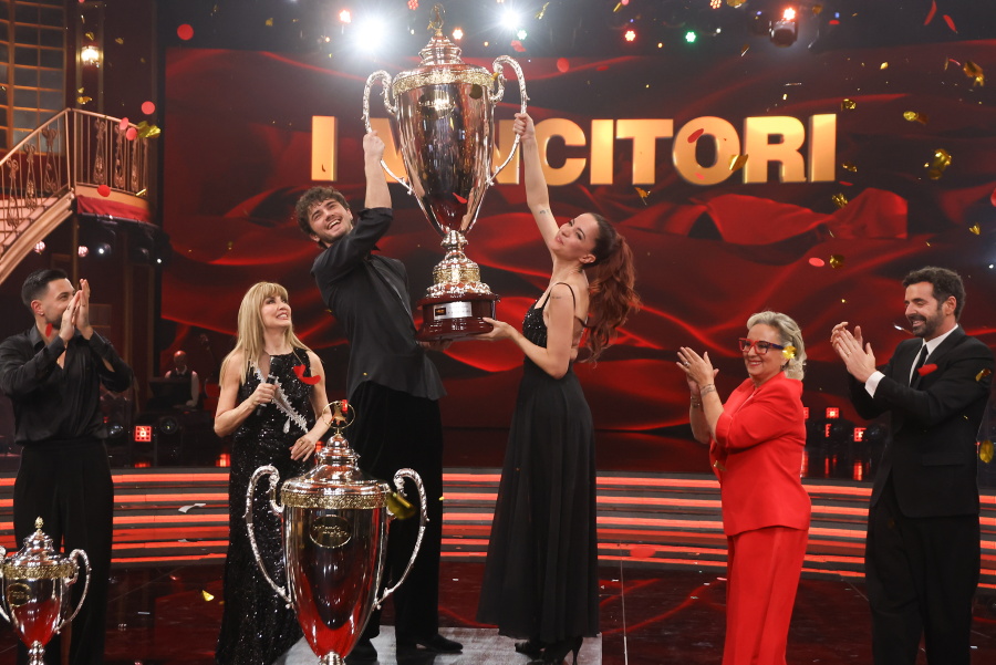 LaPresse_news's tweet image. #BallandoConLeStelle, trionfa Andrea Delogu: vittoria in finale col 55% su Francesca Fialdini.
La conduttrice e Nikita Perotti alzano la coppa della 20esima edizione. Terzi #BarbaraDUrso e Fabio Fognini.
#Spettacolo #LaPresse #Delogu #fialdini